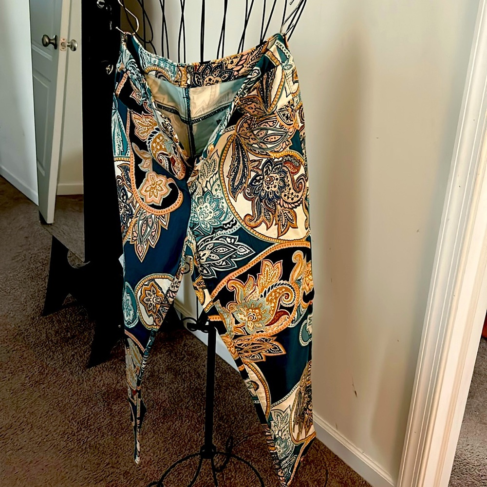Women Chico’s so slimming pants front and back pockets
